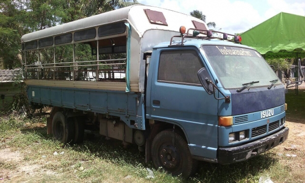 6ลัอรั้วมีหลังคาบรรทุกรับ-ส่งนักเรียน. Isuzu. Npr115แรง เกียร์ยาว รถสภาพดีพร้อมใช้