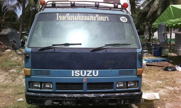 6ลัอรั้วมีหลังคาบรรทุกรับ-ส่งนักเรียน. Isuzu. Npr115แรง เกียร์ยาว รถสภาพดีพร้อมใช้
