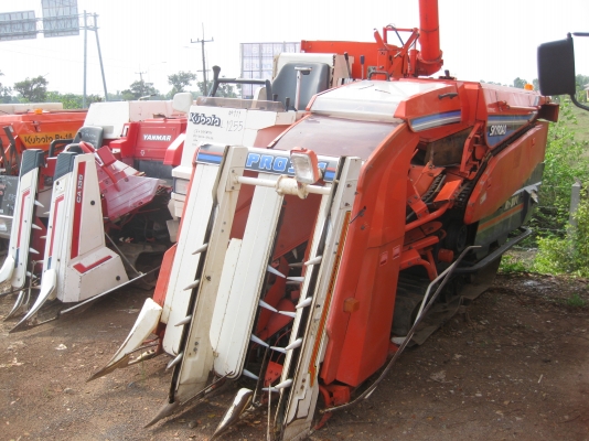 รถเกี่ยวข้าวแบบอุ้ม คูโบต้า 30 แรงม้า