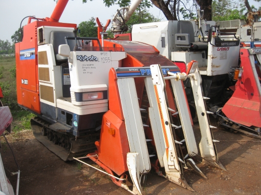 รถเกี่ยวข้าวแบบอุ้ม คูโบต้า 30 แรงม้า