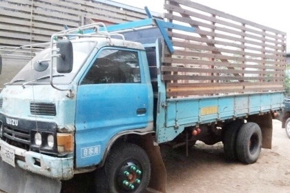 ISUZU KS 100 HP 4BC1 รถบรรทุกหกล้อ กระบะเหล็กคอกไม้ความยาว 4.30 เมตรพื้นไม้สภาพดีสุดๆไม่มีผุเลยครับพร้อมบรรทุกหนักได้เลย เครื่องยนต์ 100 แรงฝาขาวแรงดีไม่เยิ้ม หัวเก๋งสวยภายในคอนโซลครบพร้อม พวงมาลัยเพาเวอร์ ช่วงล่างใหญ่คัชซีไม่มีบวม คานหน้ากับเฟืองท้ายติด