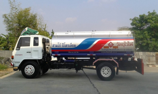 ขายหกล้อบรรทุกรถน้ำมัน