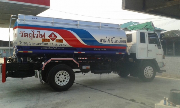 ขายหกล้อบรรทุกรถน้ำมัน
