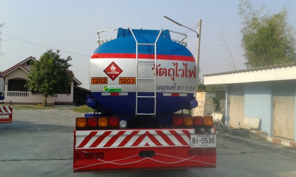 ขายหกล้อบรรทุกรถน้ำมัน