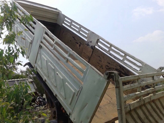 ขายรถบรรทุกสิบล้อดัมพ์ HINO 3H เครื่อง EM100-220 แรง 2 เพลา กระบะดัมพ์สามมิตร