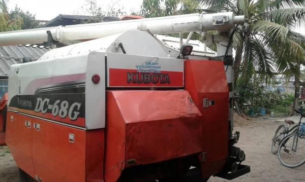 รถเกี่ยวคูโบต้ารถพร้อมทำงาน
