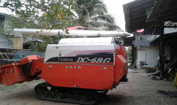 รถเกี่ยวคูโบต้ารถพร้อมทำงาน