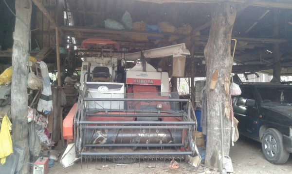 รถเกี่ยวคูโบต้ารถพร้อมทำงาน