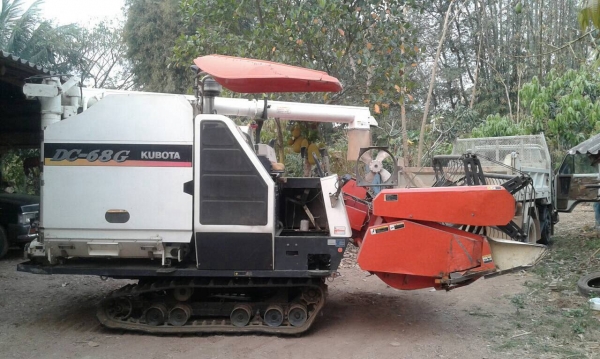 รถเกี่ยวคูโบต้ารถพร้อมทำงาน