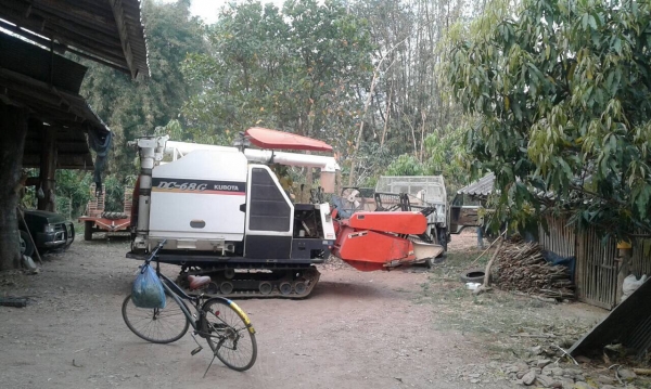 รถเกี่ยวคูโบต้ารถพร้อมทำงาน