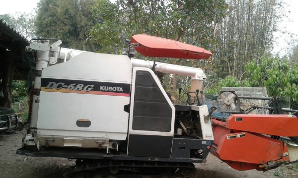 รถเกี่ยวคูโบต้ารถพร้อมทำงาน