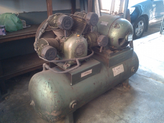 ปั้มลมขนาด 4 หัว มอเตอร์ 10 HP ไฟ 3 เฟส  ถังเก็บลม 200 ลิตร