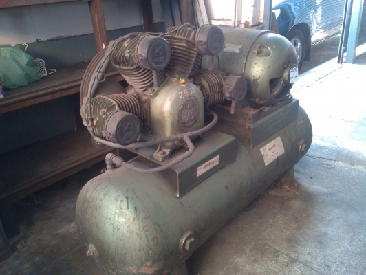 ปั้มลมขนาด 4 หัว มอเตอร์ 10 HP ไฟ 3 เฟส  ถังเก็บลม 200 ลิตร