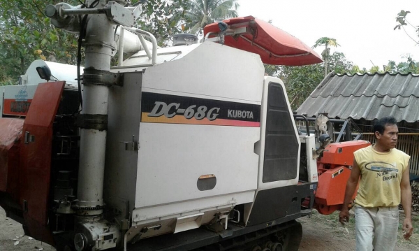 รถเกี่ยวคูโบต้ารถพร้อมทำงาน