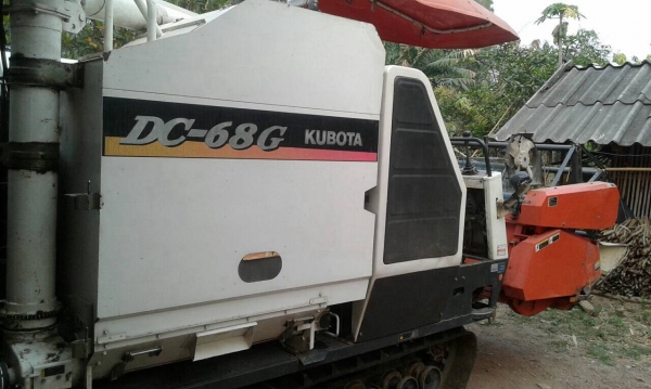 รถเกี่ยวคูโบต้ารถพร้อมทำงาน