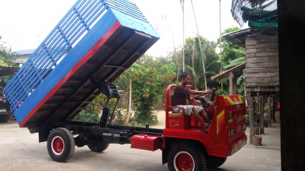 ขายรถอีแต๋นด้ำราคา225000บาท คัชชีหน้า5 พวงมไรเพราเวอร์  บรรณทุกได้6ตัน  เบลกลม กระบะยาว4.7เมตร  กะบอกด้ำใหญ่ พร้อมใช้งานรถอยู่ว้งบัว อคลองขลุง จ กำแพงเพชรสนใจโทร0813655887อำพร พาเจริญราคานื้ยังต่อรองได้อืกนะครับ