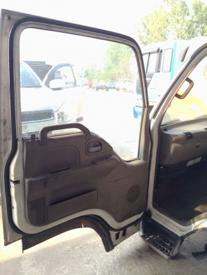 แสงฟ้าเต้นรถ///จำหน่ายหัวเก๋ง NPRกาตูนย์ เก่าญี่ปุนสภาพสวยอุปกรณ์ครบ