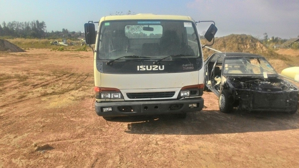 ขายหกล้อ 250000 หัว npr