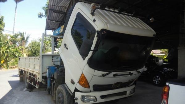 รถฮีโน่ 6 ล้อ ติดเครน 3 ตัน. 150 แรงม้า. ปี 49  ( รถวิ่ง 9x,xxx กว่า กม. )   สนใจติดต่อ 081 - 6079515