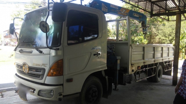 รถฮีโน่ 6 ล้อ ติดเครน 3 ตัน. 150 แรงม้า. ปี 49  ( รถวิ่ง 9x,xxx กว่า กม. )   สนใจติดต่อ 081 - 6079515