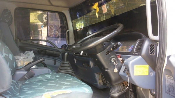 รถฮีโน่ 6 ล้อ ติดเครน 3 ตัน. 150 แรงม้า. ปี 49  ( รถวิ่ง 9x,xxx กว่า กม. )   สนใจติดต่อ 081 - 6079515