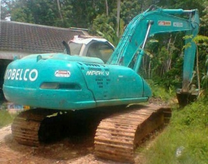 KOBELCO MARK V SK 200 รถบอดี้สวยมากพร้อมใช้งานได้เลย ไฟฟ้าหน้าจอเต็ม เครื่องเดิมๆปั๊มเดิมแรงดีทำงานเร็วไม่มีโหลด ภายในห้องเก๋งสะอาดสวยไม่เลอะ แอร์เย็น ขับง่ายควบคุมง่ายเร็วดี ภายนอกบูมอาร์มสวยไม่มีปะ ช่วงล่างเอวแน่นดี โรลเลอร์โซ่บูทใบแทรกหนาดีประมาณ 70\% พ