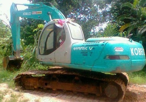 KOBELCO MARK V SK 200 รถบอดี้สวยมากพร้อมใช้งานได้เลย ไฟฟ้าหน้าจอเต็ม เครื่องเดิมๆปั๊มเดิมแรงดีทำงานเร็วไม่มีโหลด ภายในห้องเก๋งสะอาดสวยไม่เลอะ แอร์เย็น ขับง่ายควบคุมง่ายเร็วดี ภายนอกบูมอาร์มสวยไม่มีปะ ช่วงล่างเอวแน่นดี โรลเลอร์โซ่บูทใบแทรกหนาดีประมาณ 70\% พ KOBELCO MARK V SK 200 รถบอดี้สวยมากพร้อมใช้งานได้เลย ไฟฟ้าหน้าจอเต็ม เครื่องเดิมๆปั๊มเดิมแรงดีทำงานเร็วไม่มีโหลด ภายในห้องเก๋งสะอาดสวยไม่เลอะ แอร์เย็น ขับง่ายควบคุมง่ายเร็วดี ภายนอกบูมอาร์มสวยไม่มีปะ ช่วงล่างเอวแน่นดี โรลเลอร์โซ่บูทใบแทรกหนาดีประมาณ 70\% พ