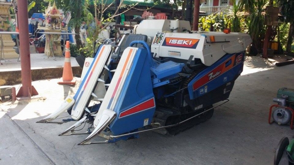 รถเกี่ยวข้าวพร้อมนวดข้าวในตัว แบบนั่งขับ เก่าญี่ปุ่น  ISEKI  Frontier 13 เครื่องยนต์ติดง่ายพร้อมใช้งาน ไม่เคยใช้งานในไทย