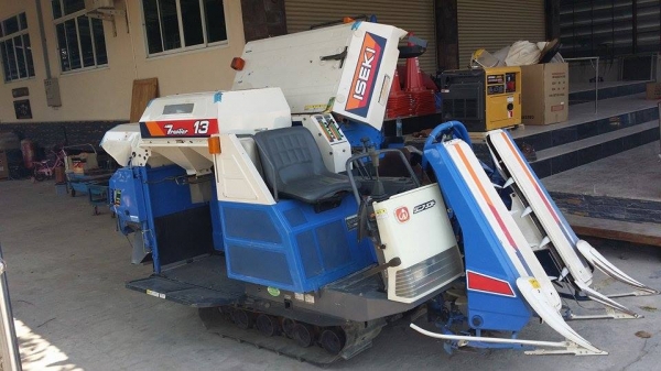 รถเกี่ยวข้าวพร้อมนวดข้าวในตัว แบบนั่งขับ เก่าญี่ปุ่น  ISEKI  Frontier 13 เครื่องยนต์ติดง่ายพร้อมใช้งาน ไม่เคยใช้งานในไทย