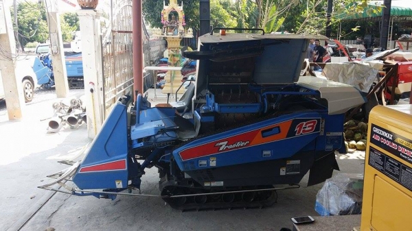 รถเกี่ยวข้าวพร้อมนวดข้าวในตัว แบบนั่งขับ เก่าญี่ปุ่น  ISEKI  Frontier 13 เครื่องยนต์ติดง่ายพร้อมใช้งาน ไม่เคยใช้งานในไทย