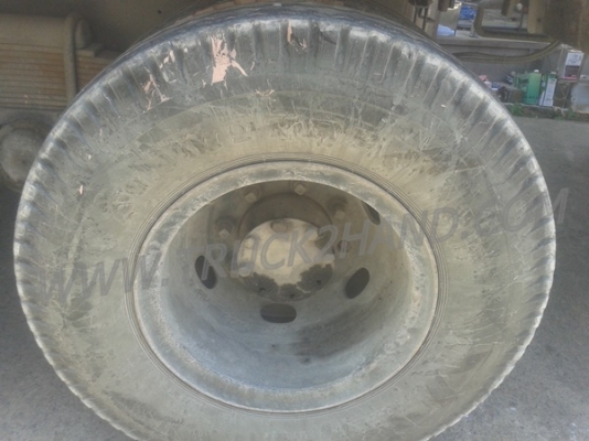 หางพ่วงพื้นเรียบ  ของอู่พนัส  ยาว 9.56  เมตร   กว้าง  2.50 เมตร