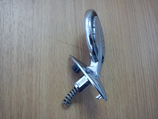 หัวชูโร ติดฝากระโปรงหน้าของรถ NISSAN แท้จากญี่ปุ่น