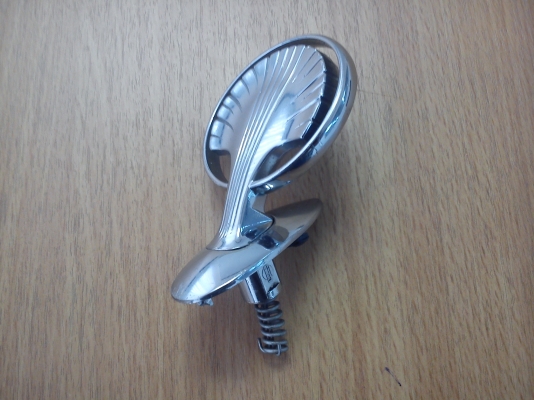 หัวชูโร ติดฝากระโปรงหน้าของรถ NISSAN แท้จากญี่ปุ่น