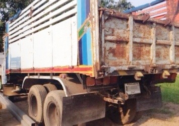 ISUZU TX 145 HP 6BB1 รถหัวยาว 10 ล้อเพลาเดียว กระบะไม้คอกสูงเกษตรความยาว 6.20 เมตรสภาพสวยพื้นไม้ไม่มีผุพร้อมบรรทุกหนักได้เลย เครื่องยนต์แรงดีเดิมดีไม่เยิ้ม หัวเก๋งไม่ผุเดิมบางดี ภายในคอนโซลอยู่ครบ พวงมาลัยธรรมดา ช่วงล่างชุดเพลาเดียวของมิตซูบิชิ FUSO ยางสภ