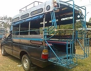 ISUZU DRAGON SPARK EX 2.5 MT ปี 40 รถสวยเดิมบางดีพร้อมใช้งานได้เลยครับ กระบะด้านหลังมีหลังคาโดยสารเป็นรถสองแถวครบพร้อม เครื่องยนต์แรงดีไม่มีเยิ้ม ภายในเก๋งคอนโซลสวยครบ แอร์เย็น พวงมาลัยธรรมดา ช่วงล่างแน่นดี ยางสภาพดีประมาณ 70\% พร้อมใช้งาน เอกสารทะเบียนครบ