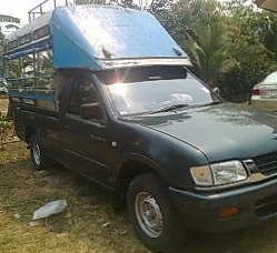 ISUZU DRAGON SPARK EX 2.5 MT ปี 40 รถสวยเดิมบางดีพร้อมใช้งานได้เลยครับ กระบะด้านหลังมีหลังคาโดยสารเป็นรถสองแถวครบพร้อม เครื่องยนต์แรงดีไม่มีเยิ้ม ภายในเก๋งคอนโซลสวยครบ แอร์เย็น พวงมาลัยธรรมดา ช่วงล่างแน่นดี ยางสภาพดีประมาณ 70\% พร้อมใช้งาน เอกสารทะเบียนครบ