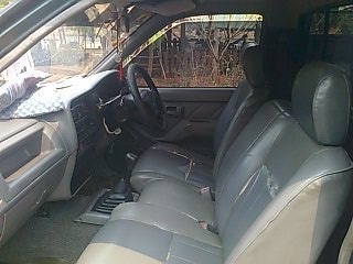 ISUZU DRAGON SPARK EX 2.5 MT ปี 40 รถสวยเดิมบางดีพร้อมใช้งานได้เลยครับ กระบะด้านหลังมีหลังคาโดยสารเป็นรถสองแถวครบพร้อม เครื่องยนต์แรงดีไม่มีเยิ้ม ภายในเก๋งคอนโซลสวยครบ แอร์เย็น พวงมาลัยธรรมดา ช่วงล่างแน่นดี ยางสภาพดีประมาณ 70\% พร้อมใช้งาน เอกสารทะเบียนครบ