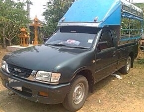 ISUZU DRAGON SPARK EX 2.5 MT ปี 40 รถสวยเดิมบางดีพร้อมใช้งานได้เลยครับ กระบะด้านหลังมีหลังคาโดยสารเป็นรถสองแถวครบพร้อม เครื่องยนต์แรงดีไม่มีเยิ้ม ภายในเก๋งคอนโซลสวยครบ แอร์เย็น พวงมาลัยธรรมดา ช่วงล่างแน่นดี ยางสภาพดีประมาณ 70\% พร้อมใช้งาน เอกสารทะเบียนครบ