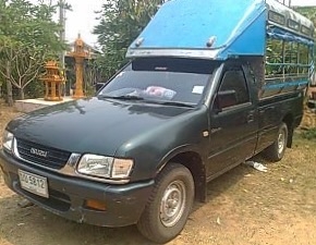 ISUZU DRAGON SPARK EX 2.5 MT ปี 40 รถสวยเดิมบางดีพร้อมใช้งานได้เลยครับ กระบะด้านหลังมีหลังคาโดยสารเป็นรถสองแถวครบพร้อม เครื่องยนต์แรงดีไม่มีเยิ้ม ภายในเก๋งคอนโซลสวยครบ แอร์เย็น พวงมาลัยธรรมดา ช่วงล่างแน่นดี ยางสภาพดีประมาณ 70\% พร้อมใช้งาน เอกสารทะเบียนครบ