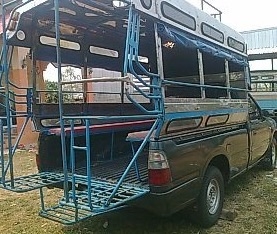 ISUZU DRAGON SPARK EX 2.5 MT ปี 40 รถสวยเดิมบางดีพร้อมใช้งานได้เลยครับ กระบะด้านหลังมีหลังคาโดยสารเป็นรถสองแถวครบพร้อม เครื่องยนต์แรงดีไม่มีเยิ้ม ภายในเก๋งคอนโซลสวยครบ แอร์เย็น พวงมาลัยธรรมดา ช่วงล่างแน่นดี ยางสภาพดีประมาณ 70\% พร้อมใช้งาน เอกสารทะเบียนครบ