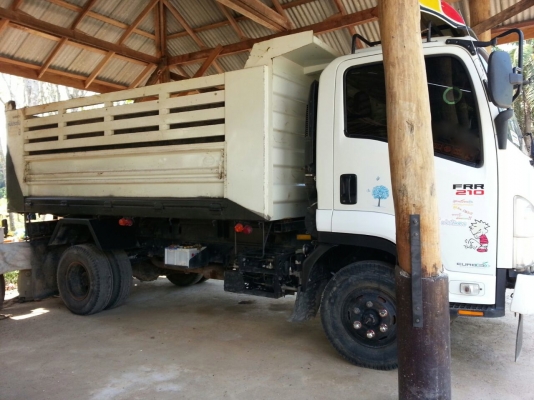 รถอีซูซุ 6 ล้อดั้ม FRR  210 แรงม้า. ปี 54  ( ปลายปี. )   ( รถวิ่ง 6x,xxx กม. )   สนใจติดต่อ 081 - 6079515     (  จัดไฟแนนซ์. ได้ !!  )