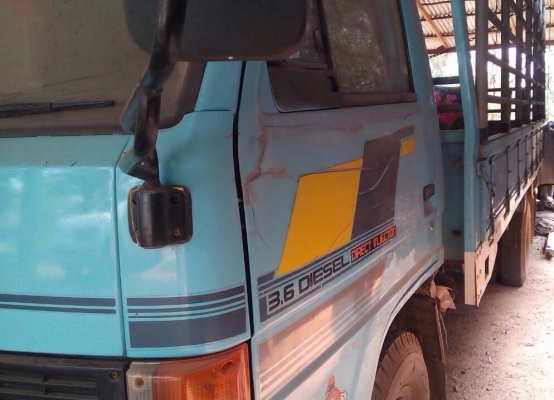 ISUZU NKR 110 HP 4BE1 รถบรรทุกหกล้อ กระบะคอกเหล็กความยาว 4.30 เมตรสภาพสวยพร้อมบรรทุกหนักได้เลย เครื่องแน่นดีแรงดีเดิมๆ หัวเก๋งยกได้ภายในเก๋งสะอาดสวยคอนโซลครบพร้อม พวงมาลัยธรรมดา ช่วงล่างแน่นดีเดิมๆ คัชซีไม่บวม ยาง 7.50 ขอบ 16 สภาพดี 70\% พร้อมใช้งาน เอกสาร