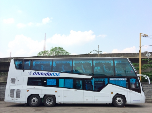 ขายรถบัสสองชั้น ทรงโรโบค็อบ สีขาวทั้งคัน สภาพดีมาก (ทำงานได้ทันที)