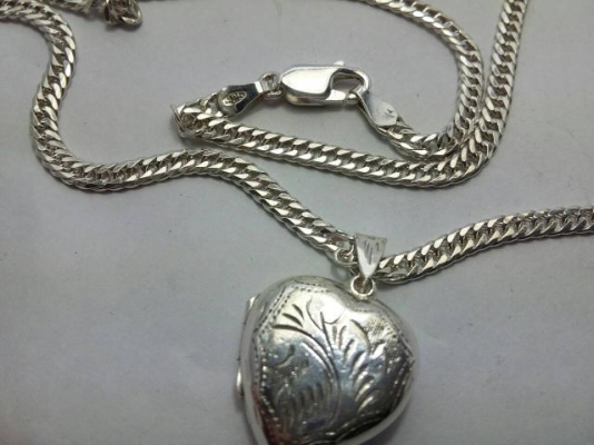 สร้อยเงืนพร้อมจี้เปิดปิดได้ครับ