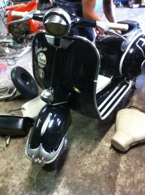 เอเซียเวสป้า---->>จัดส่งรถvespa 64ที่ส่งมาซ่อมบำรุงและทำสี สีดำคุณN ติวานนท์ และสีเทา คุณชล รัชดา เรียบร้อย11-12/03/2558