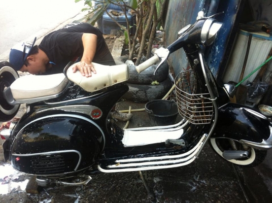 เอเซียเวสป้า---->>จัดส่งรถvespa 64ที่ส่งมาซ่อมบำรุงและทำสี สีดำคุณN ติวานนท์ และสีเทา คุณชล รัชดา เรียบร้อย11-12/03/2558