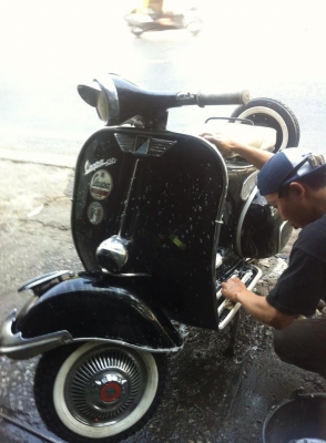 เอเซียเวสป้า---->>จัดส่งรถvespa 64ที่ส่งมาซ่อมบำรุงและทำสี สีดำคุณN ติวานนท์ และสีเทา คุณชล รัชดา เรียบร้อย11-12/03/2558