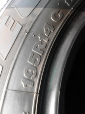 195R14   BRIDGESTONE LEO 677  มี 3 เส้น   โทร.081-427-3941
