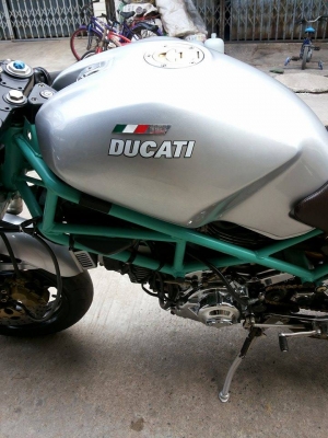 ขาย Ducati M900 อินวอย  รถสภาพตามรูปเลยคับ เก็บงานใหม่หมด  ทำสีใหม่ ฝาข้างชุบโครเมียม เครื่องชัวส์ๆคับ  บิดติดมือ ทอร์คจัดมาก โซ่สเตอเพิ่งเปลี่ยน ยางหน้า-หลัง ใช้ได้อีกนาน ได้ไปขี่หล่ออย่างเดียวคับ  เปิดราคา 115000 ต่อรองได้คับ สนใจจริงโทรมา 0903120561
