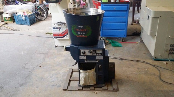 เครื่องขัดข้าวขาวเก่าญี่ปุ่น ISEKI สภาพดี สามารถใช้ขัดสีข้าวกล้องให้เป็นข้าวขาว ขนาดกระทัดรัด เหมาะสำหรับใช้ในครัวเรือน เครื่องขัดข้าวขาวเก่าญี่ปุ่น ISEKI สภาพดี สามารถใช้ขัดสีข้าวกล้องให้เป็นข้าวขาว ขนาดกระทัดรัด เหมาะสำหรับใช้ในครัวเรือน